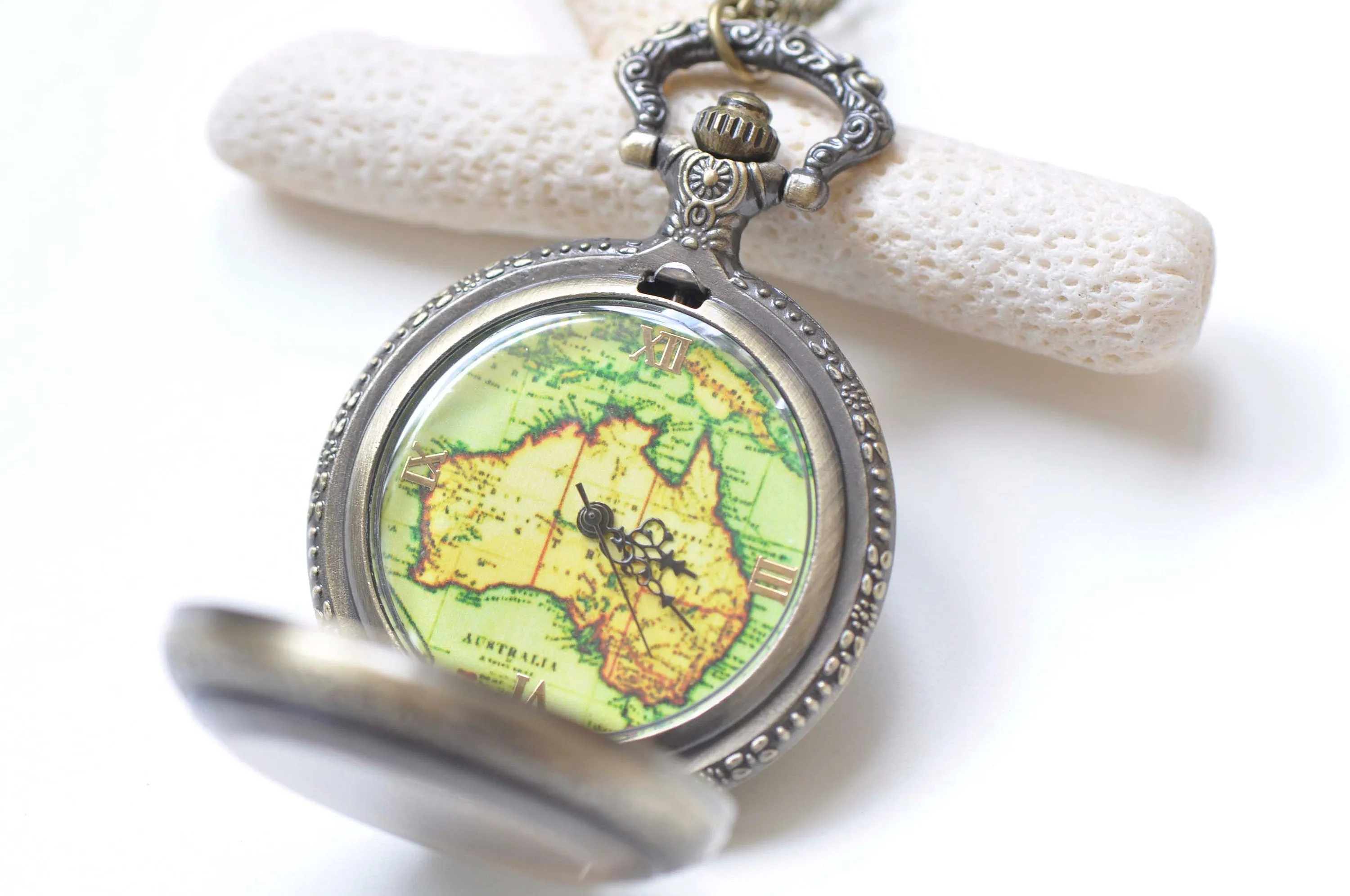 1 PC Antique Bronze Faceted Glass Cover Map Pocket Watch A894