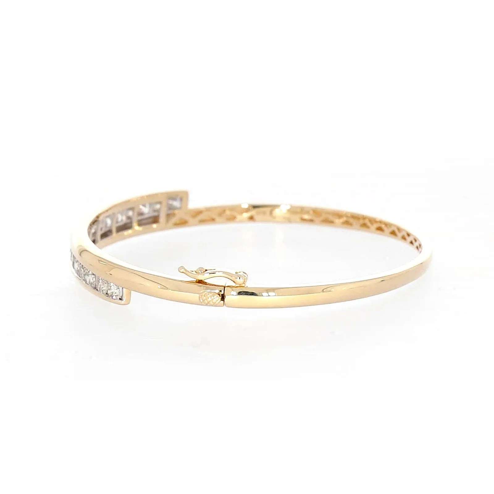 9ct Yellow Gold Round Brilliant Cut with 2 CARAT tw of Diamonds Bangle