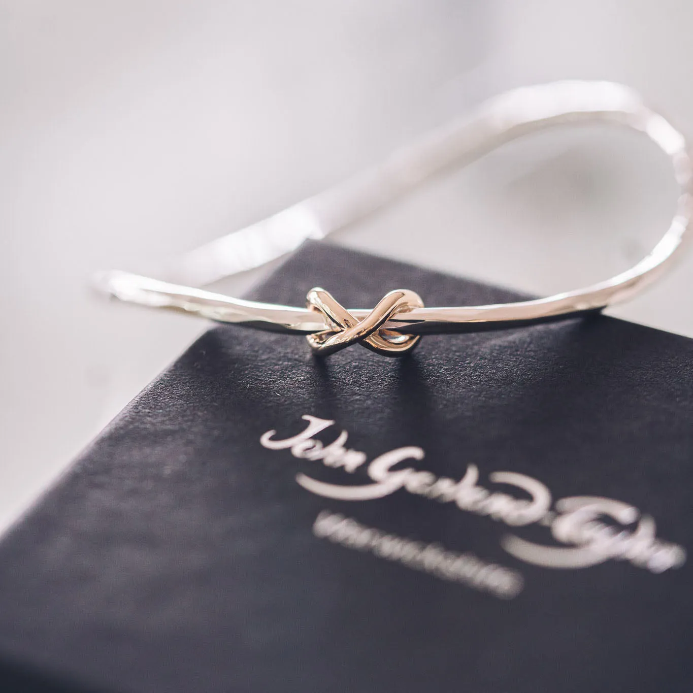 Jess 9ct Gold Infinity Bangle