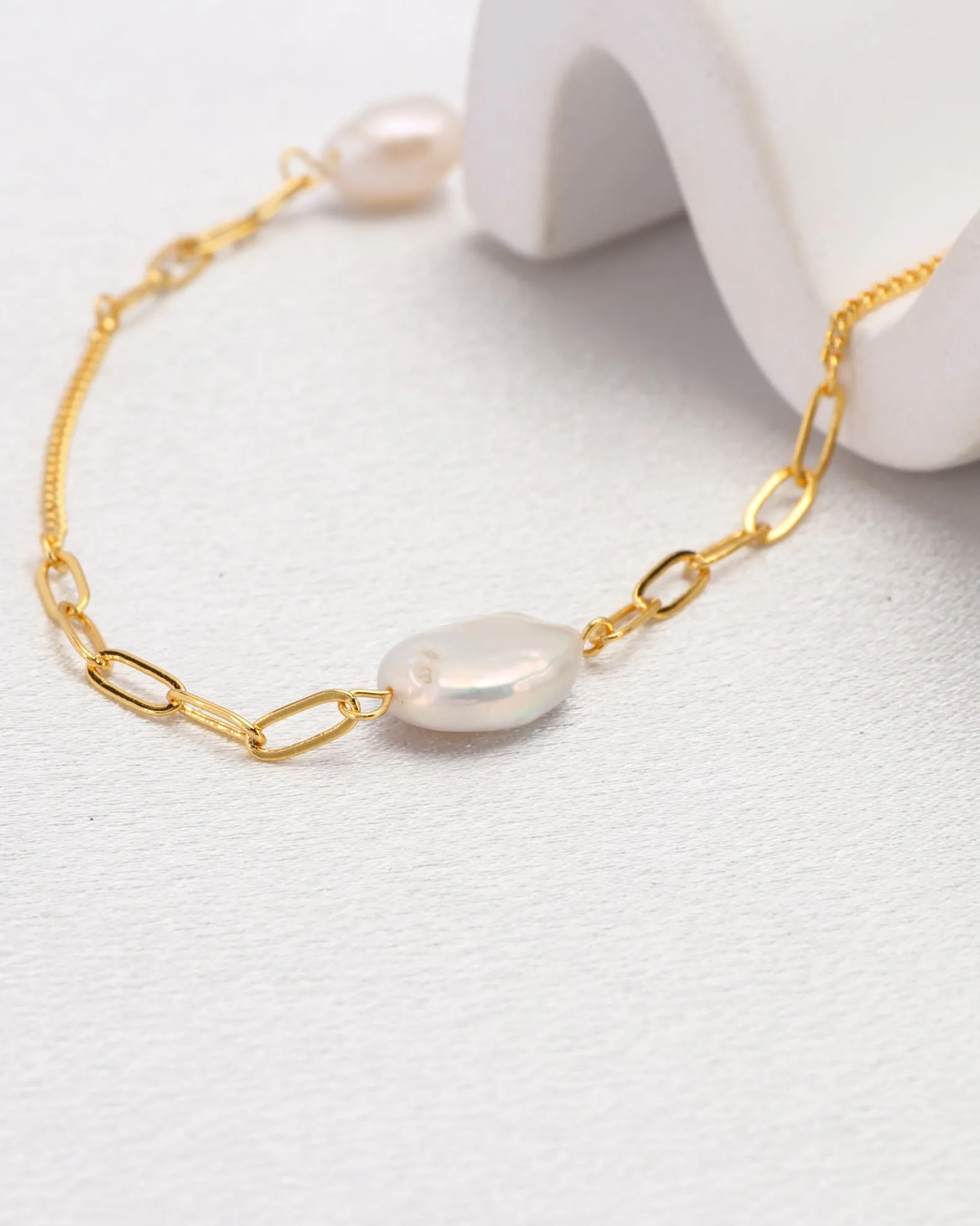 Perrie Pearl Gold Chain Bracelet